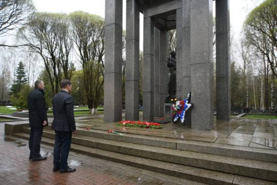 В областной столице возложили цветы к воинским мемориалам
